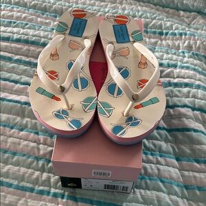 kate spade White size 7 Flip Flop Sandals with Multicolor Makeup PrintPreowned